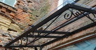 Угловые козырьки для частных домов и входов в Владикавказе - НавесыВкз от 1766 рублей
